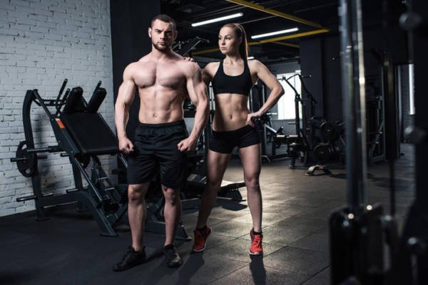 Fitness Couple who performs strength training